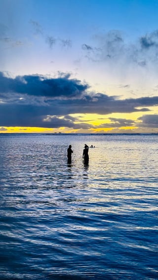 アラモアナビーチ🏖️夕陽が沈んだ後の水面が美しかった…✨