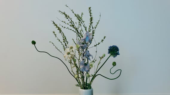 福岡の「tetate」でアレンジメントしていただいたお花を1616の有田焼の花器に添えて💐