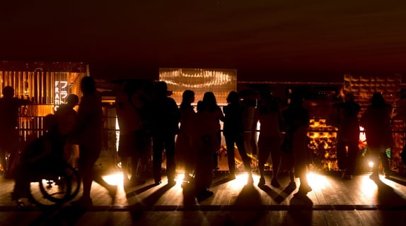 大屋根リングから見る夜。花火待ちかな、と想像しながら眺めてるだけでなんだか楽しい。