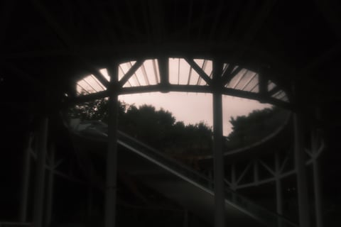 明るい公園の中の暗いところ