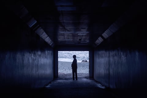 海につながる道