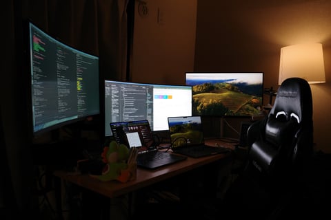 AI時代のデスク
両手でPC2台使ってるよ？