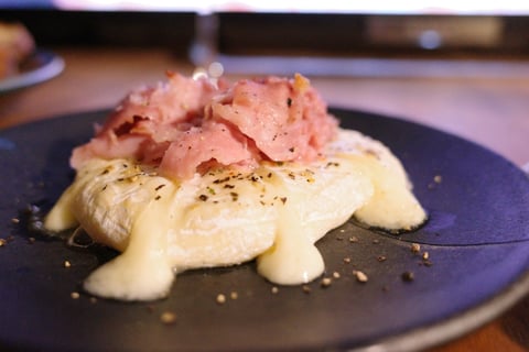 カマンベールチーズに生ハム乗せて
にんにく、マスタード、バター、マヨネーズのソースかけたらイリーガルな美味しさだった🎄