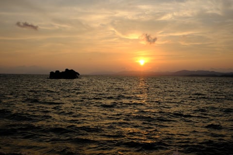 松江の宍道湖は夕日絶景スポットとして有名らしい。この日は風が強かったけど、蒸し暑さが中和されてちょうどよかった