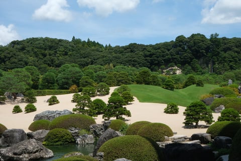 足立美術館の日本庭園。お手本のような遠景・中景・近景は、素人目にも徹底した計算と手入れがされているのを感じ取れるすばらしさがありました。アクセスがすごく悪い地方美術館あるあるにも関わらず、多くの人が訪れていて感動