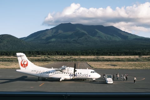 利尻空港から見える、利尻富士とJAL小型機。小さな空港で待ち時間が手持ち無沙汰だったけど、展望デッキが圧巻