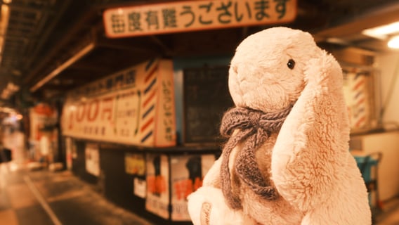 ここだけ時代に取り残されたような浅草の地下を満喫するうさぎのぬいぐるみ。