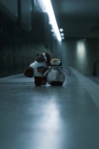 暗い道も楽しそうに歩くぬいぐるみたち