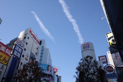 渋谷の昼もパシャり！煙のような飛行機雲✈️
