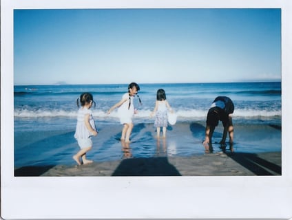 幼い頃、父と母は夏になると下田へ私たち姉兄妹（きょうだい）を連れて出かけた。
節目のこの年、両親とそれぞれの家族全員で下田を訪れた。

父や母からの教えを、娘に伝えていきたい。