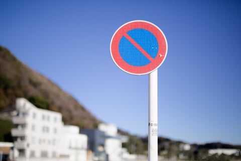 真っ青に染まった写真フォルダーを見返していると、ぼんやりとした空の下でずっと歩きたい気分に。
もしかしたら、周辺減光と空色が好きすぎるだけなのかも、‎🤔