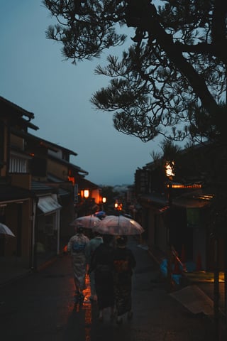 雨＋三年坂

京都旅行はずっと雨でした。
瑠璃光院行きたかった。