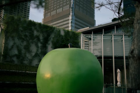 グラングリーン大阪にある青りんご。
果たして青なのかグリーンなのか…。
兵庫の美術館にもあるらしい。そのうち見に行こうと思ってます。
ちなみに僕は3.4枚目の像を井戸端会議の像と呼んでいます。