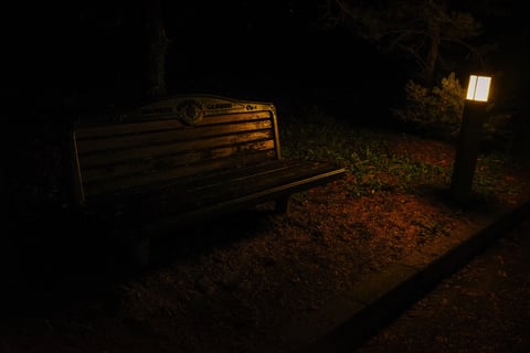 夜のベンチ