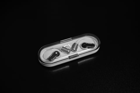 Nothing ear(open)
久々に物撮りをしてみました。
このメーカーはヘッドホンやスマホも出していて、どれもそそられるデザインです…！素人には音質も申し分ないです…！
