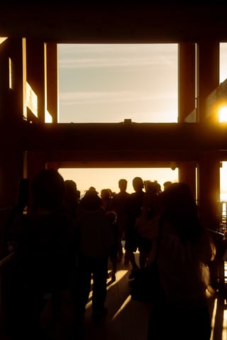 夕陽に照らされる大屋根リング