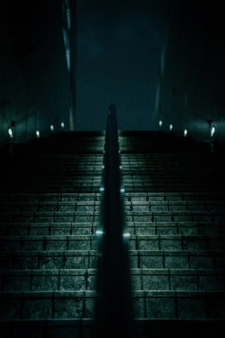 雨に濡れた階段