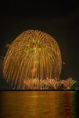 『そーいや古河花火大会行ってた話』

前回の投稿では、8/18（月）に行われた夏季熱海海上花火大会に参加してた話をしていたのだが、そういえば2週間前は茨城の古河花火大会にも参戦してました。
降りる駅間違えて炎天下の中軽く1時間歩き、三脚やカメラ、レンズ、大量の水分補給を入れた約10キロ以上のカバンを持ちながら、体力ギリギリで到着。
ここの花火大会は3尺玉（1枚目の写真）を見ることが出来るのだが、初めての3尺玉は驚きと感動しかなかった。
野村花火工業さんの花火が個人的に好きなようで、一瞬で1時間が経った気がしていた。

だがしかし、問題はここから。
長い長い帰り道、頑張ろうと思っていたが人身事故×2件、そしてその時間調整の関係で2時間で帰れる道が3時間かかってしまった😢

この瞬間、よく小学生の頃に飽きるほど聞いた「お家に帰るまでが遠足」という言葉が身に沁みて感じた帰路だった…