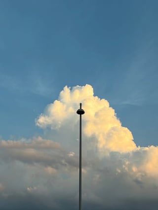 iPhone16eで撮影した夕焼け。
寂しげな街灯が素敵でした。