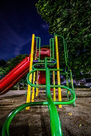 静かな夜に、遊具がそっと佇む。
昼とは違う顔を見せてくれる。