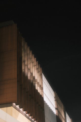 ロータリーから夜の駅