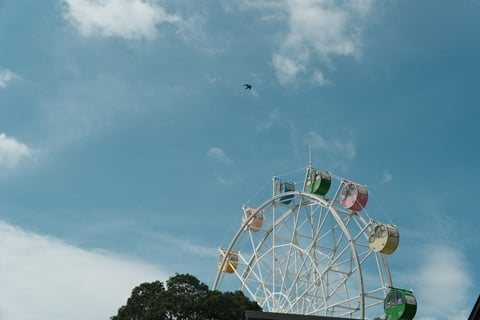 晴れ間を縫って📸

休みの日は何故か雨と曇りが多くて、この日も行くまでは晴れててウキウキだったのに着いてからどんどん雲が増えてきて...観覧車の近くに行った時は曇ってしまって雨が降ってました🎡ｶﾅｼｲ

🎞フィルムレシピ@Fujixweekly
①Kodachrome 25 (クラシッククローム)
②Agfa Vista 100 (クラシックネガ)
③Nostalgic Film (ノスタルジックネガ)

🔍レンズ       ···▸ Voigtlander 35mm f1.2    
                         NOKTON35mm f1.2 Xmount
🔎フィルター ···▸ blackmist No5
🩻現像          ···▸ JPEG撮って出し