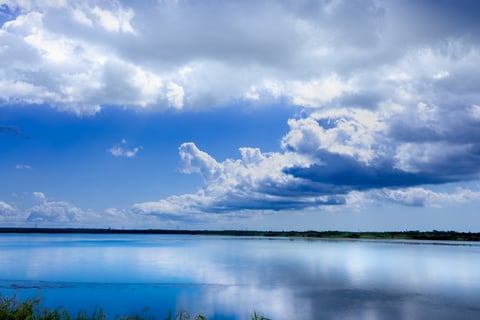 湖に映る空と雲
