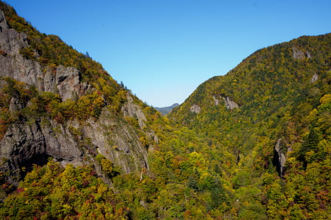 秋の深まりとともに、山が少しずつ色を変えていく瞬間。
澄んだ空気と静かな光が、心をすっと軽くしてくれた