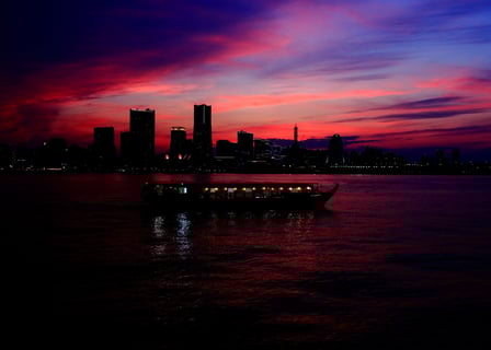 横浜港 夕暮れ時
綺麗な夕焼けだったりすると得した気分になります。定番の景色ですが、お気に入りの眺めです。