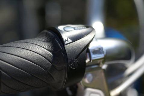 今更買ったソニーα100と初めて買ったマクロレンズで、自転車のハンドル周り撮ってみた。
ミノルタマクロ50