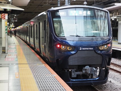 赤くしたらマツダの車に
見える？相鉄