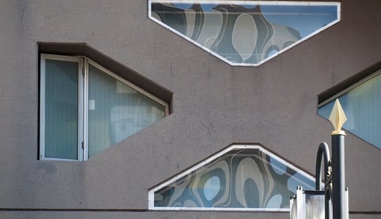 これ何？中に貼ってある？
映り込みじゃないよな～
何気なしに撮ったからな～
新宿のどこか探してみね