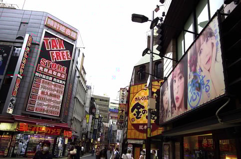 この右の女の子の看板ももう
無いんだよな～街は変わって行くもの
新宿西口　ヨドバシはあるか