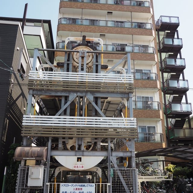 こんな立体駐車場あるんや～
何時の年代やろね？