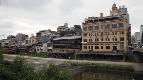 この中華屋さんのビルも変わらないな～
値段見たら、いづもやに行って鍋食べよか～
って思うレベルやったなあ。