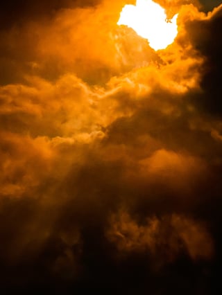 海にて朝日と雲の交わりを写真に収めました
神々しい光と雲の立体感そして海の静けさ
旅の序章的な気持ちにさせてくれます。
【千葉県の外房】