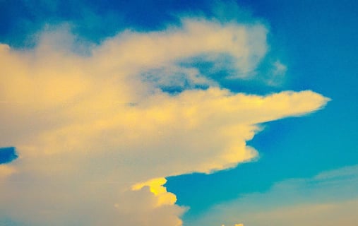 黄金を隠す純白の雲と空色のキャンバス

NIKKORの55ミリ
フィルムはKodakのGOLD200です。