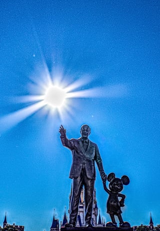 Disneyランド開園すぐの日差しとウォルトディズニー像の調和。
