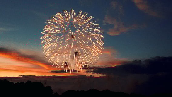 黄昏と花火　【金色の空と大輪の花】