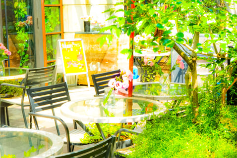 カフェテラスと花瓶