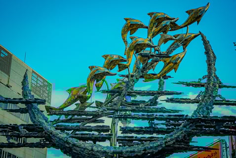 青空を泳ぐイルカの像
【北千住】