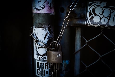 【金網と南京錠】
ごく普通の金網と南京錠ですが
撮り方と見せ方次第でクールに見えるのが
ストリートフォトの醍醐味！