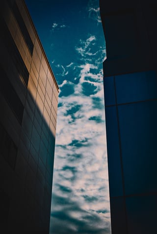 建物の間から覗くまるで海のような空。
