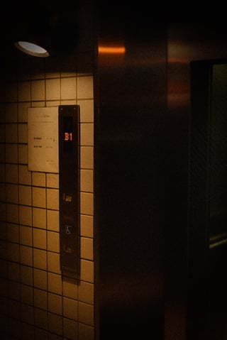 地下行きのエレベーター