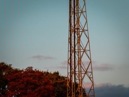 遠くの鉄塔と紅葉

プレゼント企画にて当選した
LUMIXのカメラでの撮影。
撮って出しでも色の表現が淡い感じで
とても好みの表現をしてくれました！
【こちらの写真はレタッチで色感少しいじりました】ズームしても崩さないフォーカスは凄かった。