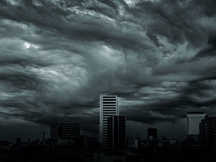 嵐の前、不穏でおどろおどろしい、その様。