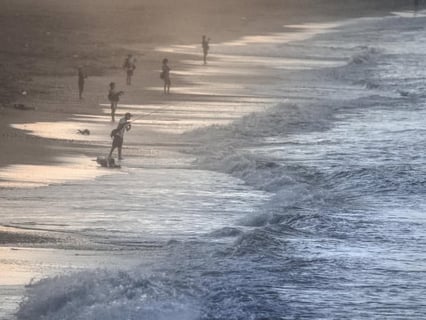 朝日と波の飛沫を大事にした写真