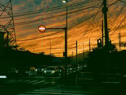 とにかく焼けに焼けた夕焼けだった。
シャドウに緑をたしつつ色温度を下げて青色も引き出しつつな現像。
20251008
