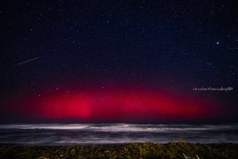 11月12日撮影ほやほや、低緯度オーロラです！
牡牛座北流星群とオホーツクの荒波を添えて


