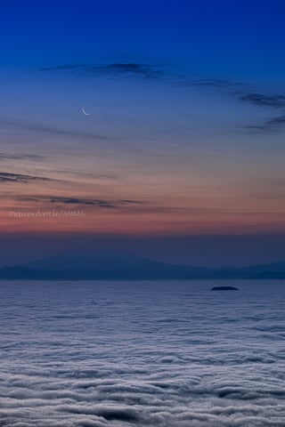 "Before the world wakes."
.
.
.
.
.
月だけが、知っている朝。
.
.
Pictures don’t lie.
But what do you see?

________________________

Date:2026.6
Location:Tsubetsu,Hokkaido,Japan
________________________